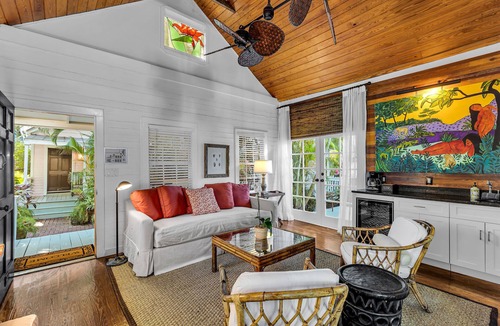 Historic Seaport Cottage | ~Hibiscus Cottage~ 18+ Adult Only cottage near Duval St
