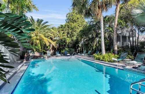 Historic Seaport Cottage | ~Hibiscus Cottage~ 18+ Adult Only cottage near Duval St