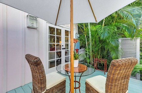 Historic Seaport Cottage | ~Hibiscus Cottage~ 18+ Adult Only cottage near Duval St