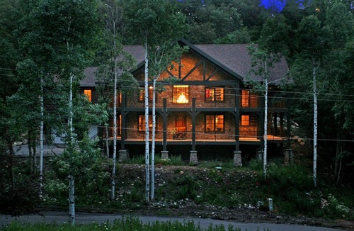 Sundance Cabin | HIDDEN MOUNTAIN LUXURY LODGE, CLOSE TO SKI RUNS, HOT TUB, THEATER, SALOON