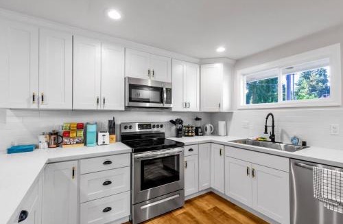 Hillwood House | Hidden Renovated Garden Cottage Near Costco I99
