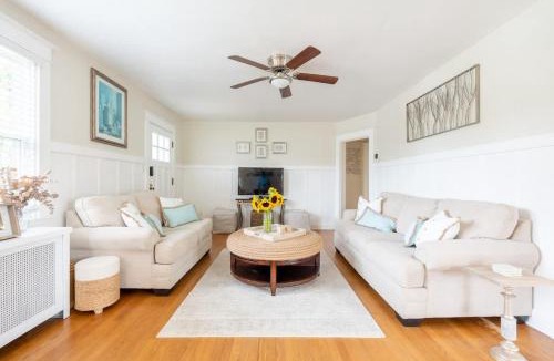 Eastport House | Hidden Wine Cellar Eastport Retreat
