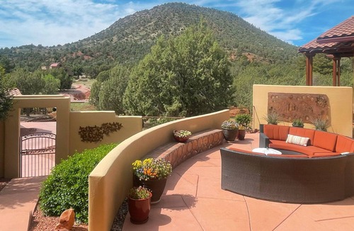 Oak Creek Villa | Hikers Paradise - 2bd 2.5b Light and Cheerful Villa