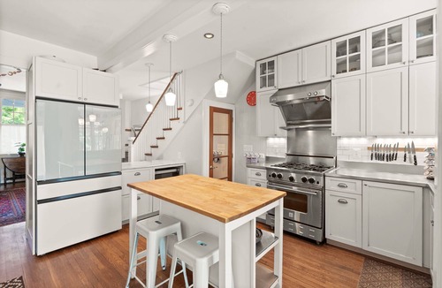 Hill East House | Hill East, Barney Circle 2-BR, Walk to METRO Stop