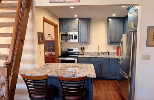 Sundance Cabin | HILLSIDE HIDEAWAY * GREAT FAMILY RETREAT* HOT TUB, SAUNA, KIDS LOFT