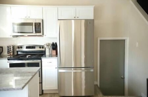 Sunset House | Hillside Villa-3 Bedroom House Near Downtown