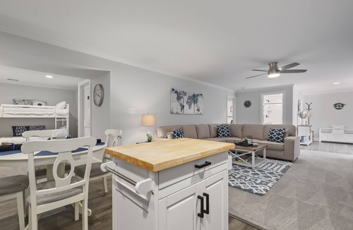 Lakeview Apartment | Hilltop Haven1-King bed basement apartment w/ full kitchen w/ FAST Wi-Fi.