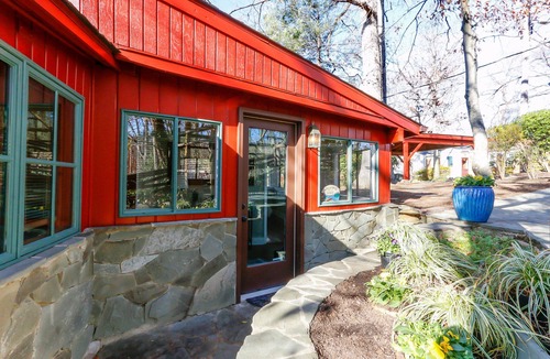 Manassas House | Hilltop Lakefront Historical Home w/SPECTACULAR VIEW 40 min from Washington DC!