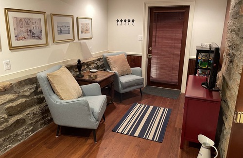 Warrenton Apartment | Historic 2-Bedroom in Old Town Warrenton, Virginia