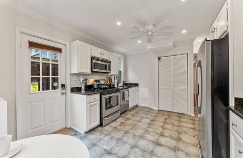 Old Town Alexandria House | Historic Designer Gem off King St Courtyard w Grill, Firepit 2 Free Parking