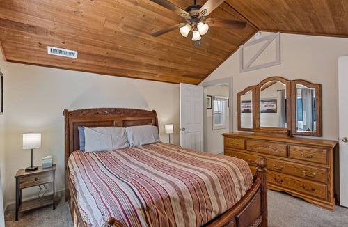 Flagstaff Cottage | Historic Farmhouse close to Downtown