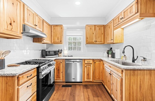 Johnston County House | Historic Farmhouse on a Working Farm with Modern Comforts 22 Miles from Raleigh