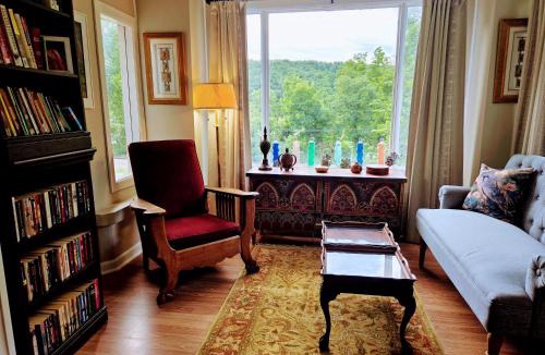 Hardy House | Historic Stone Cottage with River view and Fire Pit