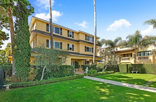 West Beach Apartment | Historic West Beach Studio — blocks to beach and Funk Zone