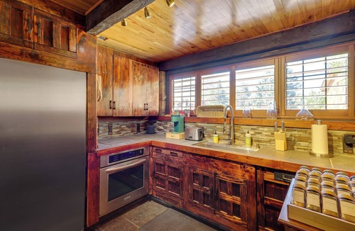 Granite Ridge Cottage | Historical Mtn-view Getaway w/Hot Tub in Sandy!