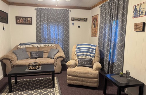 Eminence Cottage | Hogan’s Hideout Bonnie Manor- Cozy Cottage to enjoy.