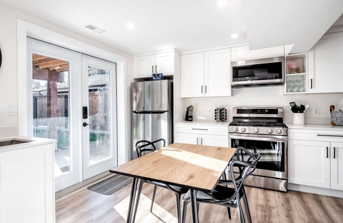 Mission House | HOLIDAY HOUSE 4 bedroom w/hot tub, 2 kitchens and huge backyard