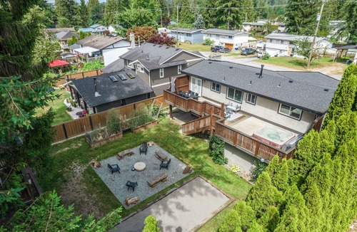 Mission House | HOLIDAY HOUSE 4 bedroom w/hot tub, 2 kitchens and huge backyard