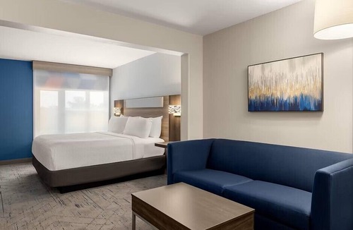 Southwest Raleigh Hotel | Holiday Inn Express And Suites Raleigh West Lenovo Center by IHG
