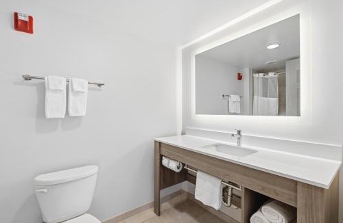 Southwest Raleigh Hotel | Holiday Inn Express & Suites Raleigh West - Lenovo Center by IHG