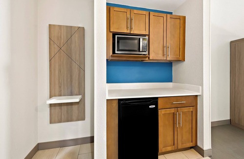 Southeast Raleigh Hotel | Holiday Inn Express & Suites Raleigh NE - Medical Ctr Area by IHG