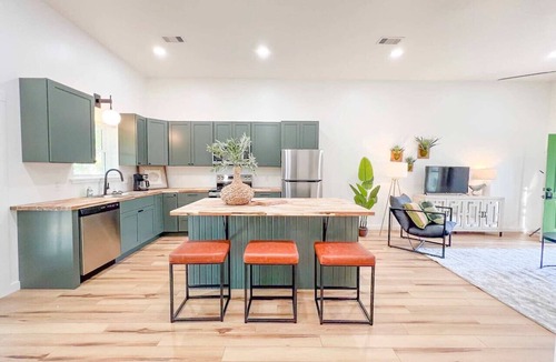 Mountain View Apartment | Homebase~ A Modern Apt close to Court Square