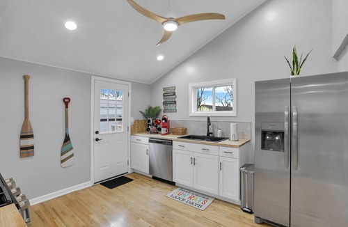 Buckeye Lake House | Homesmith Cottage|Hot Tub| Walk to Buckeye Lake