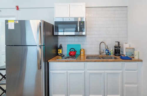 Laurel Park Apartment | HoneyBee Loft in Best Downtown area nestled between High-End Residential