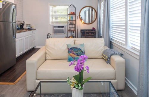 Laurel Park Apartment | HoneyBee Loft in Best Downtown area nestled between High-End Residential