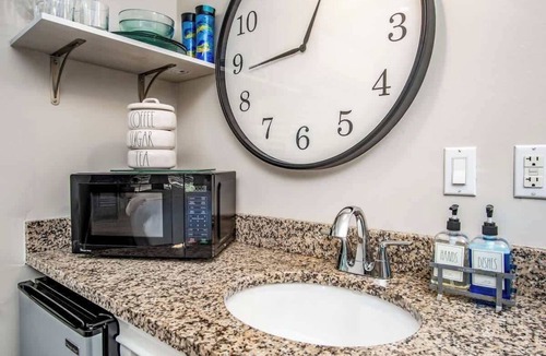 Midtown Apartment | Honeymoon Banyan Suite near Higgs Beach