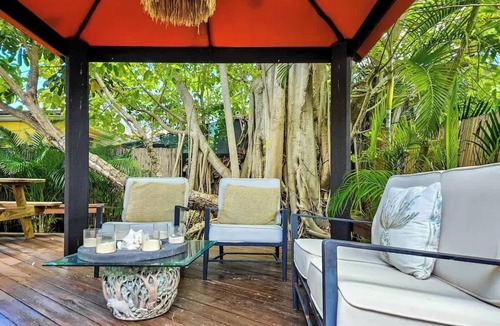 Midtown Apartment | Honeymoon Banyan Suite near Higgs Beach