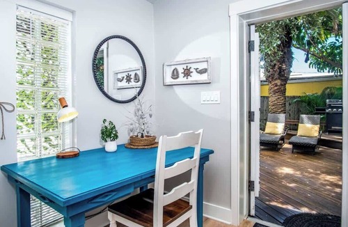 Midtown Apartment | Honeymoon Palm Suite near Higgs Beach