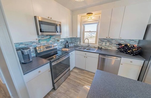 Kitty Hawk Cottage | Hook Wine Sinker | Walk to Beach Hot Tub Game Room