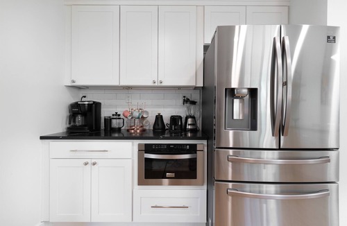 Shoreline House | Hot Tub & AC| Single Level No Stairs| EV+Parking