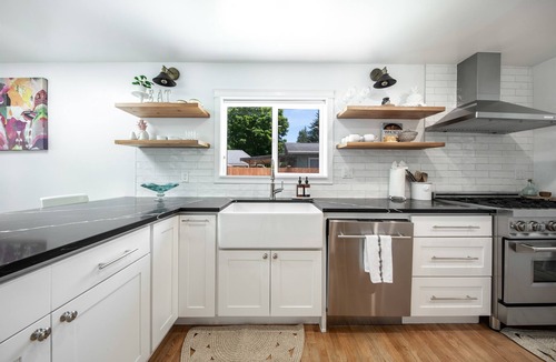 Shoreline House | Hot Tub & AC| Single Level No Stairs| EV+Parking