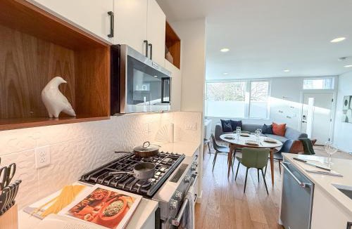 North Beacon Hill Apartment | Hot Tub - Best Views - Near Stadiums!