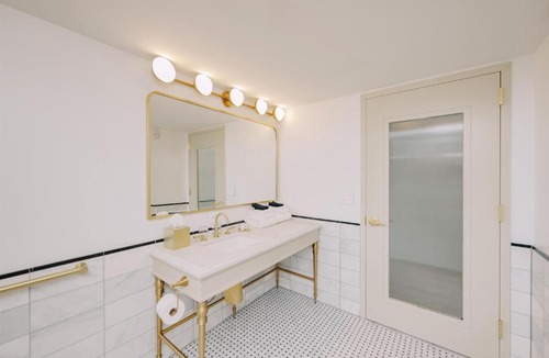 Old Town Alexandria Hotel | Hotel Heron Alexandria Old Town, Curio Collection by Hilton