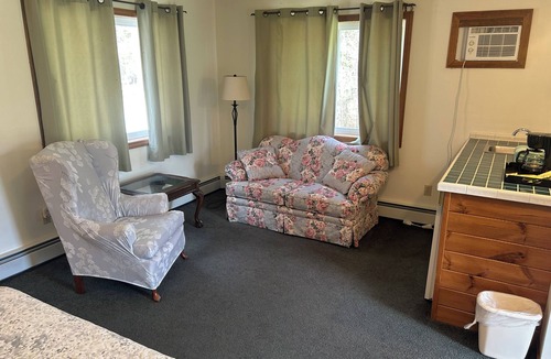 Somerset County Hotel | Hotel Room with 2 queen beds, sitting area, deck and large 2 person Jacuzzi tub