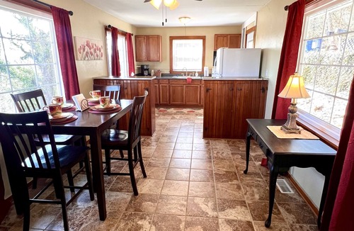 Branson Cottage | "HOUSE ON THE ROCK" Romantic Cottage Getaway w/Hot Tub and cozy Fireplace!