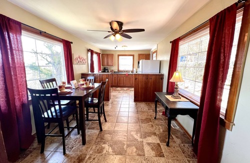 Branson Cottage | "HOUSE ON THE ROCK" Romantic Cottage Getaway w/Hot Tub and cozy Fireplace!
