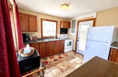 Branson Cottage | "HOUSE ON THE ROCK" Romantic Cottage Getaway w/Hot Tub and cozy Fireplace!