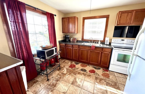 Branson Cottage | "HOUSE ON THE ROCK" Romantic Cottage Getaway w/Hot Tub and cozy Fireplace!