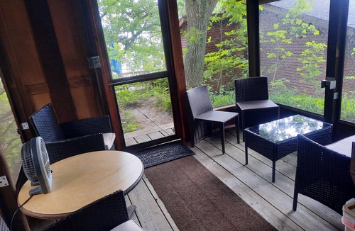 Montague Cottage | Huckleberry Hideaway: A Lake Michigan Sunset Retreat. Pet friendly!