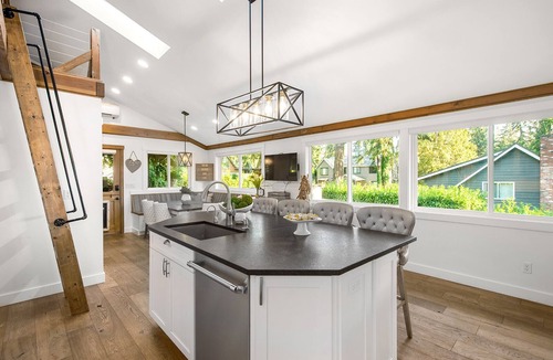 West Bellevue House | Ideal Bellevue location Remodeled 2 bdrm+separate ADU kitchen, Hot Tub & Garden