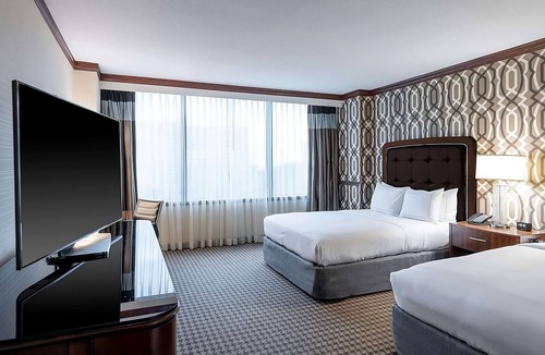 Alexandria West Hotel | Ideal Mix of Comfort and Value! 4 Comfortable Units, Indoor and Outdoor Pool!