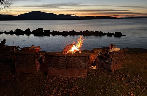 Greenville Cottage | Idyllic waterfront 4 season camp