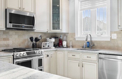High View Park House | Immaculate 6 Bed Home & 6 mi to DC & 7 miles to Raegan Airport
