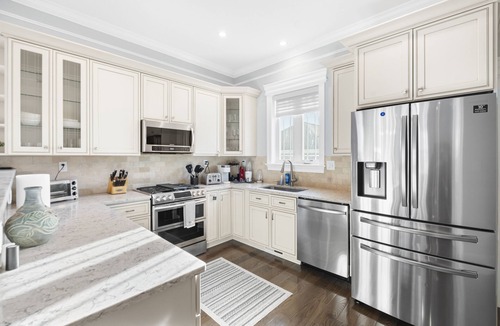 High View Park House | Immaculate 6 Bed Home & 6 mi to DC & 7 miles to Raegan Airport