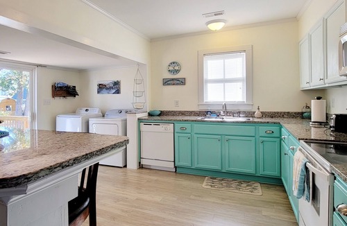 Washington Cottage | Immaculate Cottage in the Historic District. Quiet street, large fenced yard.