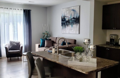 Kitchener House | In style 3 Bdrm house- king bed, Netflix, 2 parking